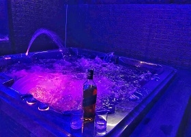 קינג הוטל בוטיק חדרים לפי שעה בתל אביב, קינג הוטל בוטיק מזמינים אתכם ליהנות ממבחר סוויטות עם גקוזי ומגוון חדרי אירוח רומנטיים להשכרה לפי שעה בתל אביב. הזמי